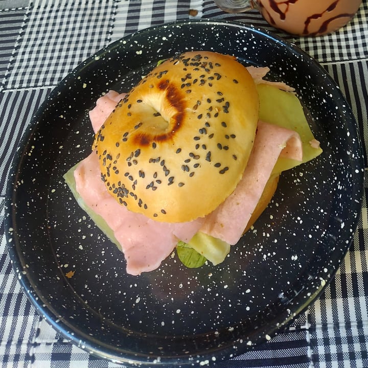 photo of Mönt take away Bagel De Jamón Y Queso shared by @hansen on  01 Jun 2023 - review