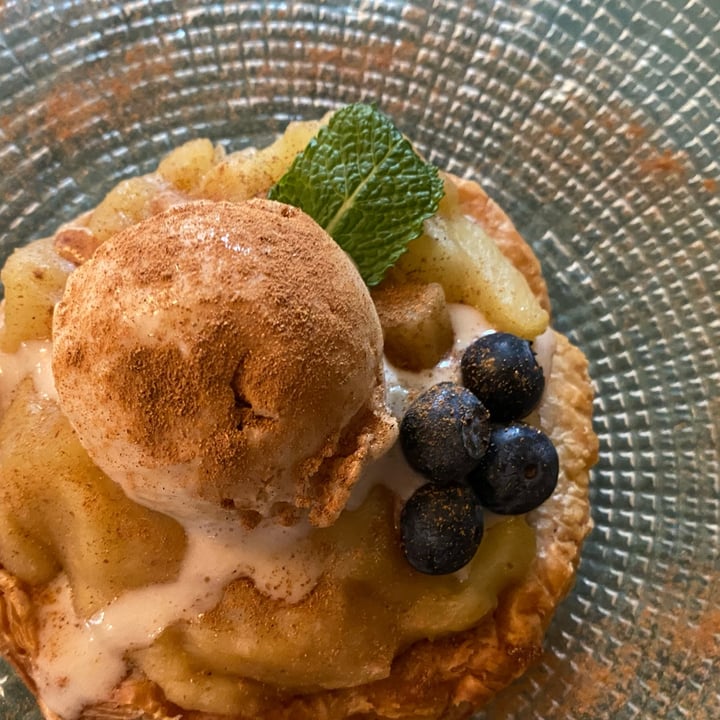 photo of Hakuna Matata Veggie Hojaldre de manzana con helado shared by @gateravegana on  07 Apr 2023 - review
