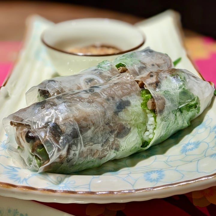 photo of Paper Rice Vietnamese Kitchen Fresh Spring Rolls With Mushroom And Tofu shared by @xinru-t on  01 Apr 2023 - review