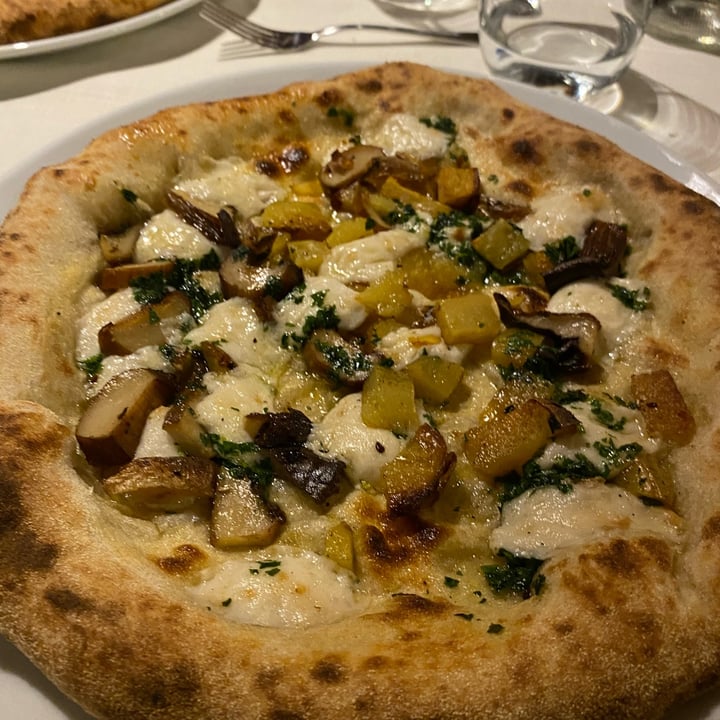 photo of Ristorante Agrolago pizza cardoncelli shared by @giuliaghil on  13 Aug 2023 - review