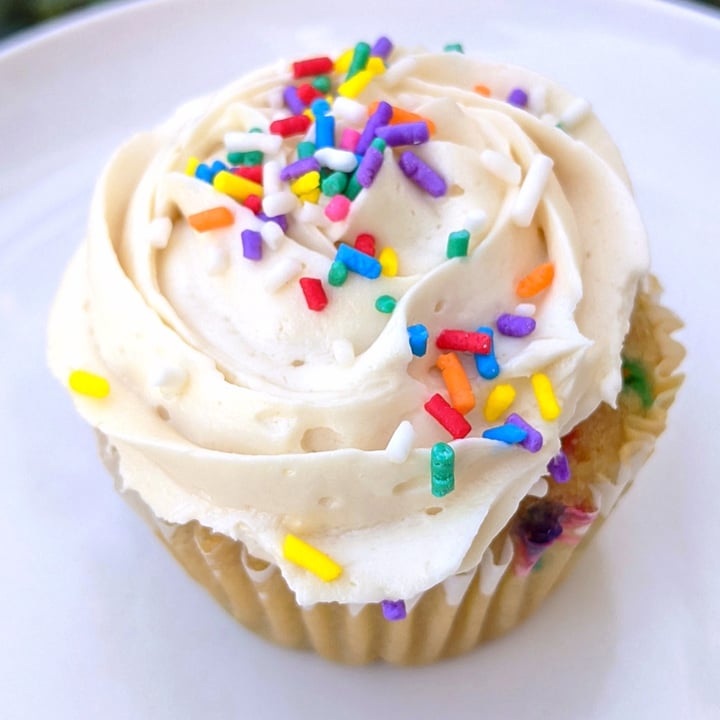 photo of Wisdom Vegan Bakery Funfetti Cupcake shared by @veggieassassin on  03 Jul 2023 - review