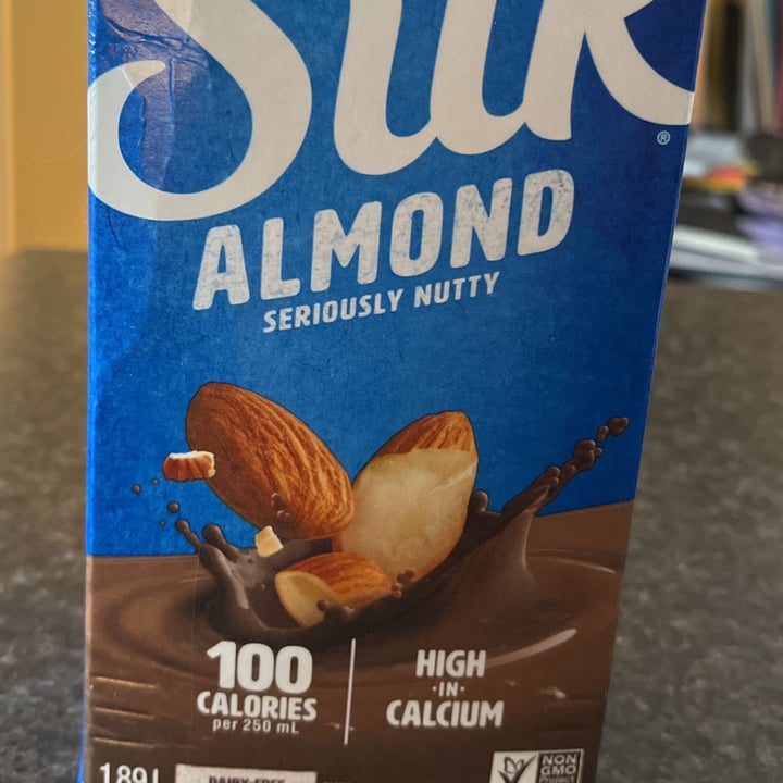 photo of Silk Dark Chocolate Almond Milk shared by @juliachavy on  15 Feb 2023 - review
