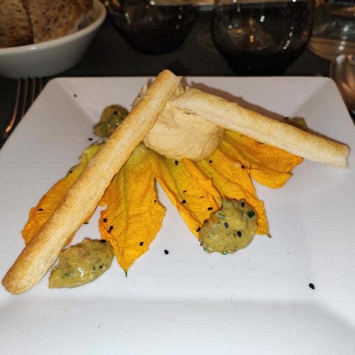 photo of Panghea Ristorante antipasto fiori di zucca con hummus shared by @salvatore on  24 Apr 2023 - review