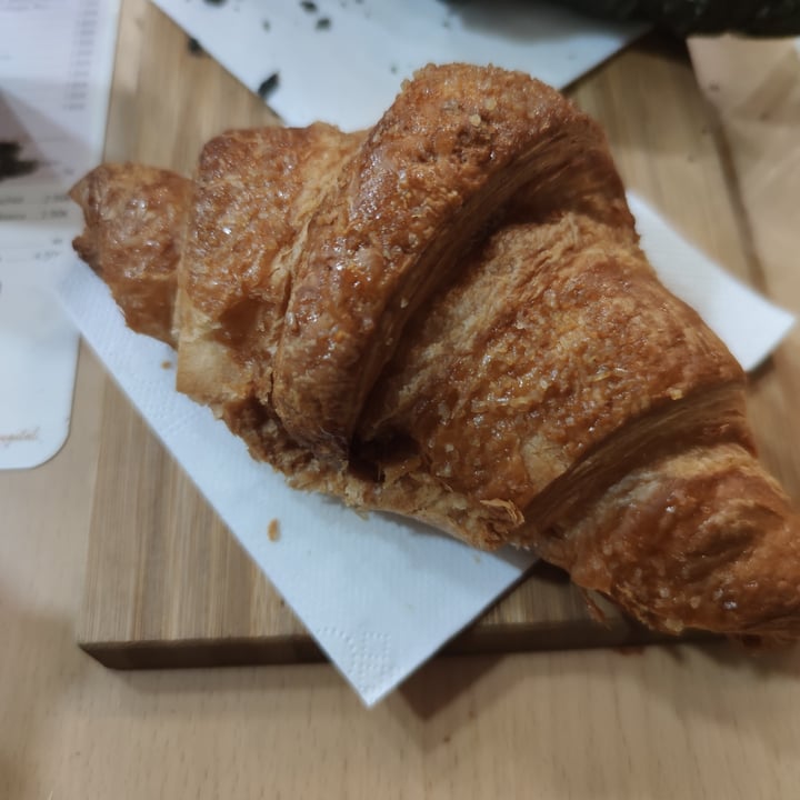photo of Efrem - Caffetteria, Pasticceria, Cucina croissant francese sfogliata ripiena di crema nocciola piemonte shared by @noccioline93 on  07 Jan 2023 - review