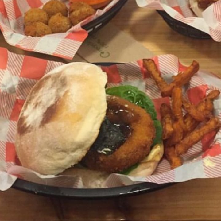 photo of Mooshies London Vegan Burger Bar Fillet - Om - Phish Burger shared by @cheapsoybean on  13 Aug 2023 - review