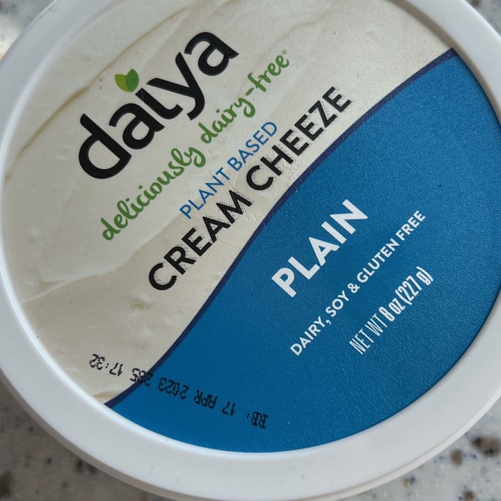 photo of Daiya Plain Cream cheese shared by @ferinooshkhosravi on  30 Jan 2023 - review