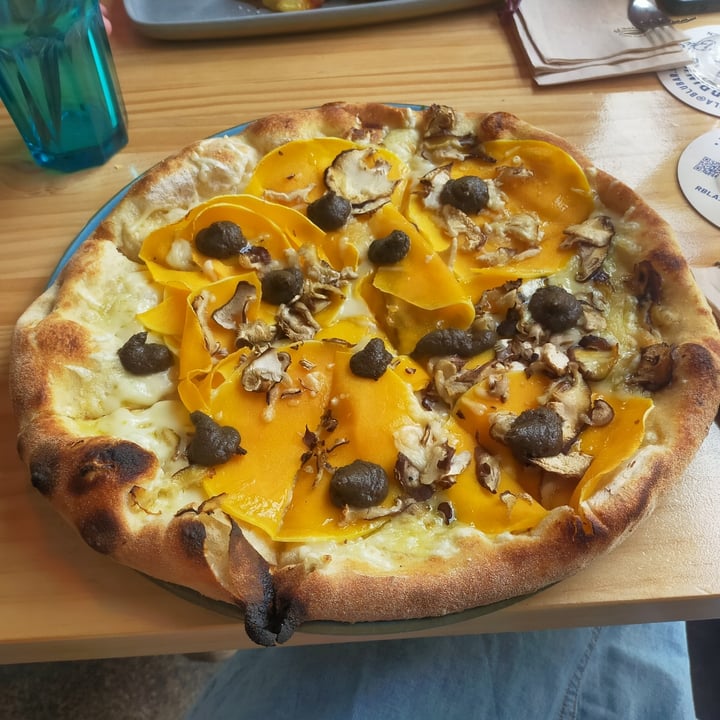 photo of Blu Bar Pizza De Trufa Y Setas shared by @robertabi on  09 May 2023 - review
