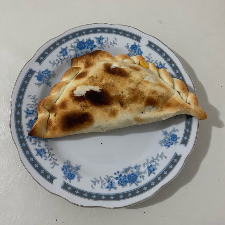 photo of Lontano Pizza Empanada de "carne" shared by @mazulck on  16 May 2023 - review