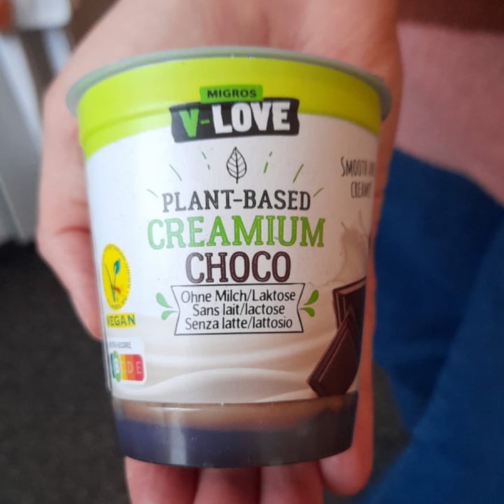 photo of Migros V-Love Plant-Based Creamium Choco shared by @arenavegan on  21 Jan 2023 - review