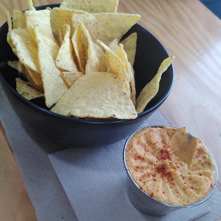 photo of Just Good Nachos con hummus de pimiento shared by @despistaa on  09 Apr 2023 - review