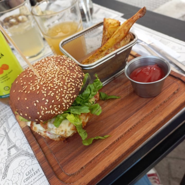 photo of Moodie Coffee Hamburguesa con papas shared by @solarrua on  06 Jun 2023 - review