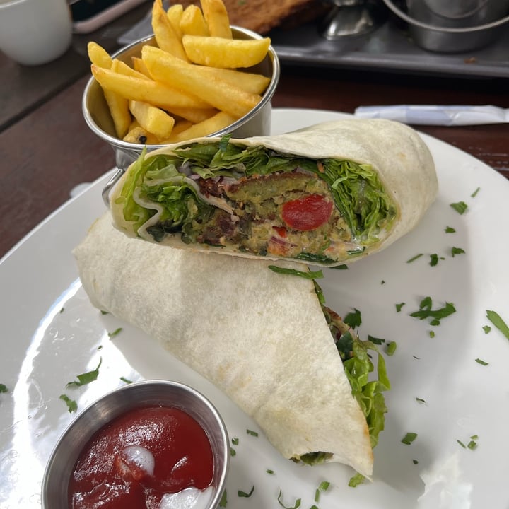 photo of Zeil Kitchen Falafel Wrap mit Pommes shared by @mimi2308 on  16 May 2023 - review