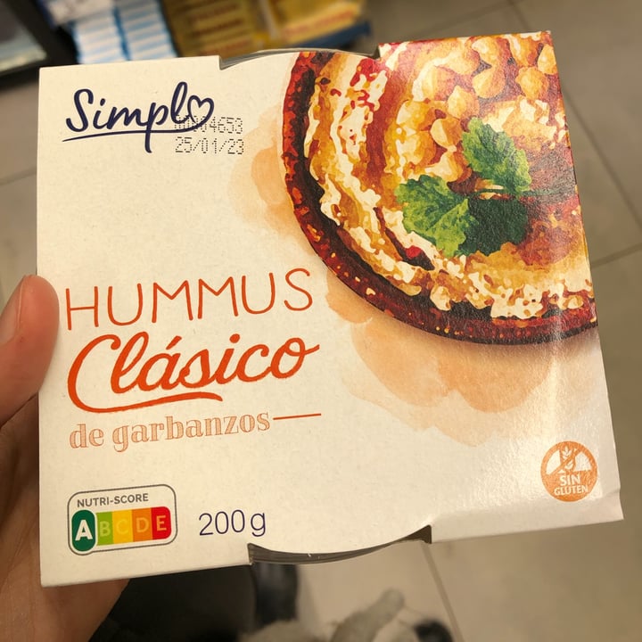 photo of Simple hummus clásico de garbanzos shared by @astrid269 on  12 Feb 2023 - review