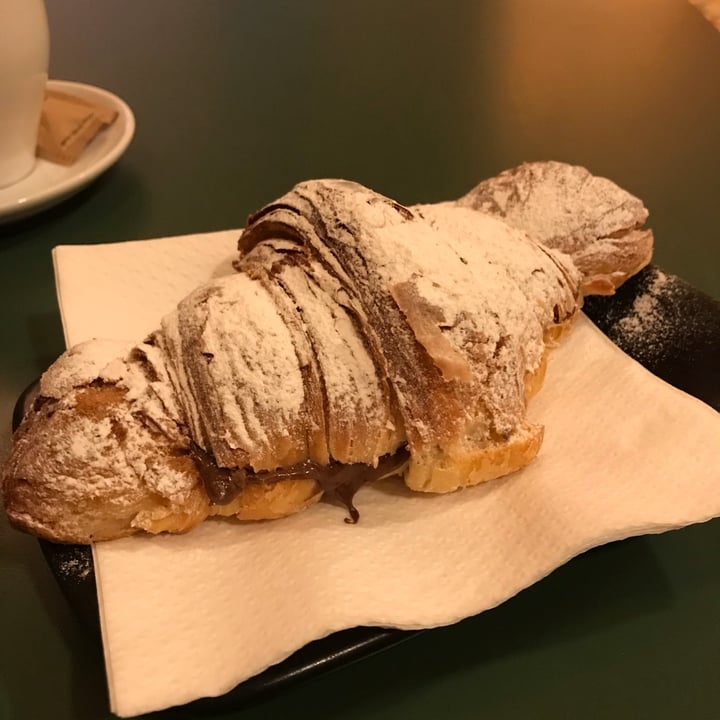 photo of Santa Vegana Croissant de nutella shared by @elenamg2000 on  19 May 2023 - review