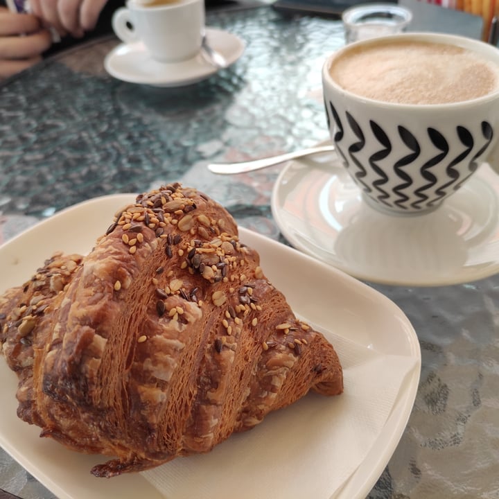 photo of Pasticceria Remondini Brioche vegana (e Cappuccino Di Soia) shared by @nociaperte on  06 Feb 2023 - review