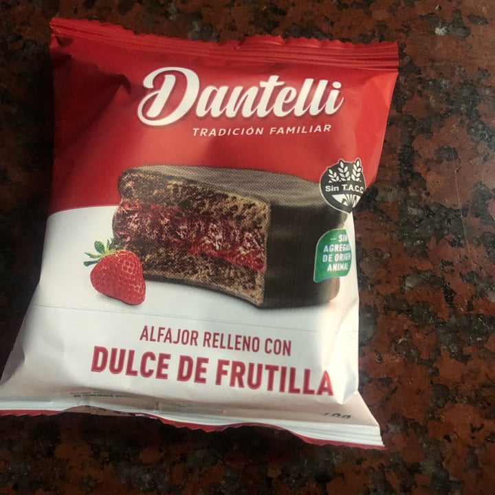 photo of dantelli Alfajor De Chocolate relleno con dulce de frutilla shared by @catabuffarini on  15 Jan 2023 - review