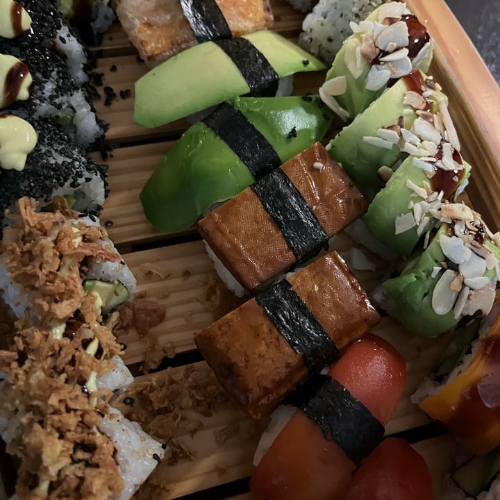 photo of Asia Fusion Sushi Barca mix per 1 persona Vegan shared by @vulcanoattivo on  14 Feb 2023 - review