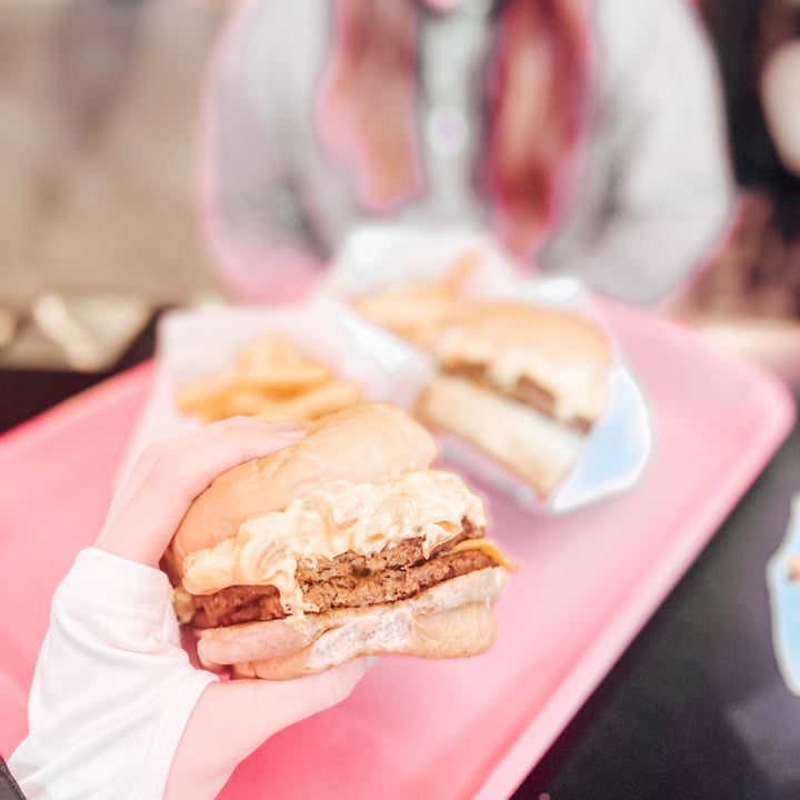 photo of VEGAN FOX Hamburguesa mac and cheese shared by @maryheino on  05 Jan 2023 - review