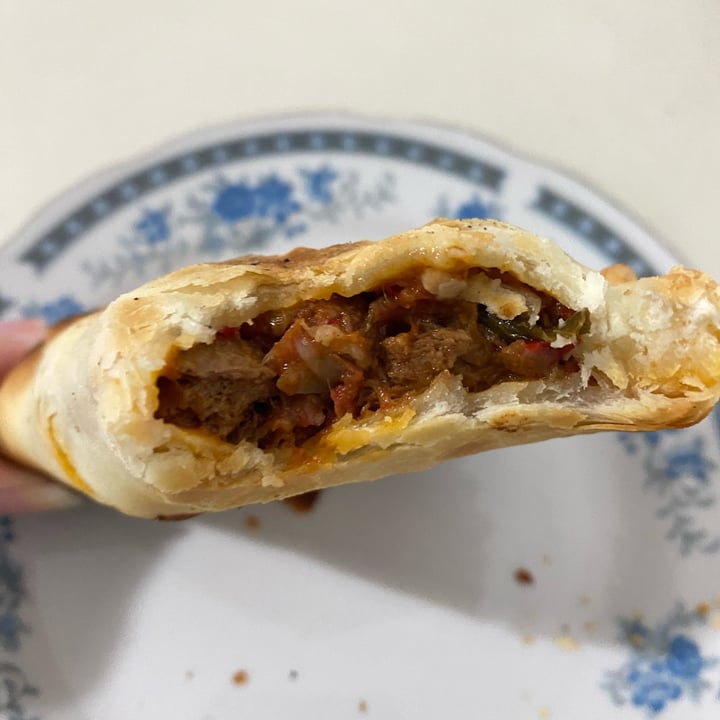 photo of Lontano Pizza Empanada de "carne" shared by @mazulck on  16 May 2023 - review