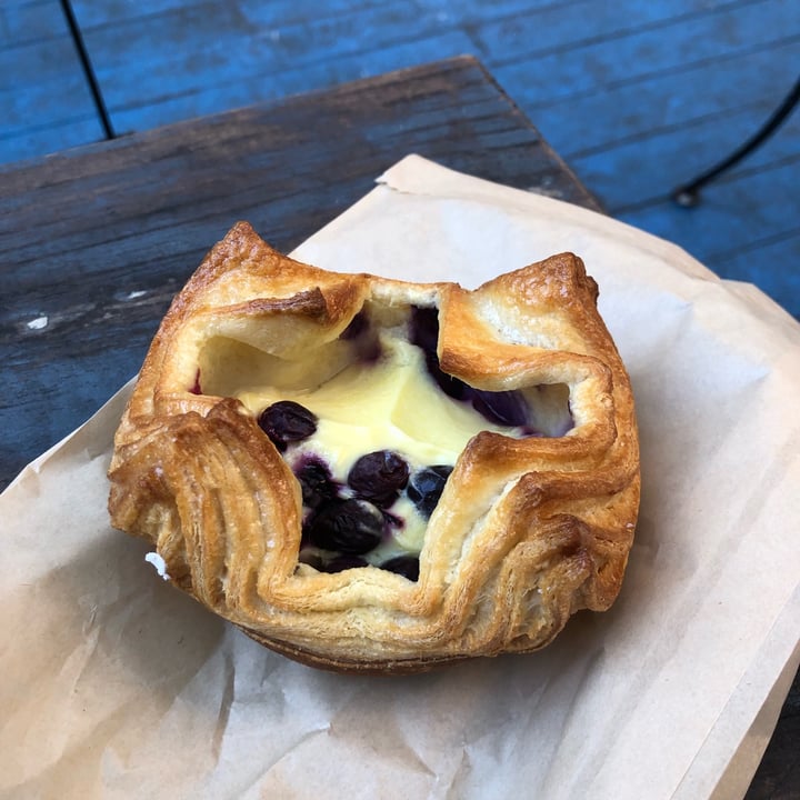 photo of Clementine Bakery Blueberry Kouign-Amann shared by @ilovegoats on  12 Feb 2023 - review