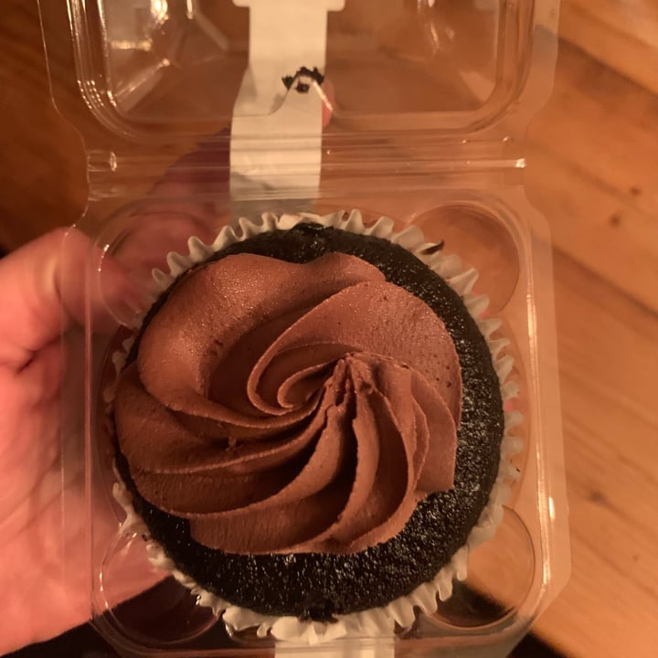 photo of Just Desserts San Francisco Midnight Chocolate Cupcake shared by @yoatzin on  13 Aug 2023 - review