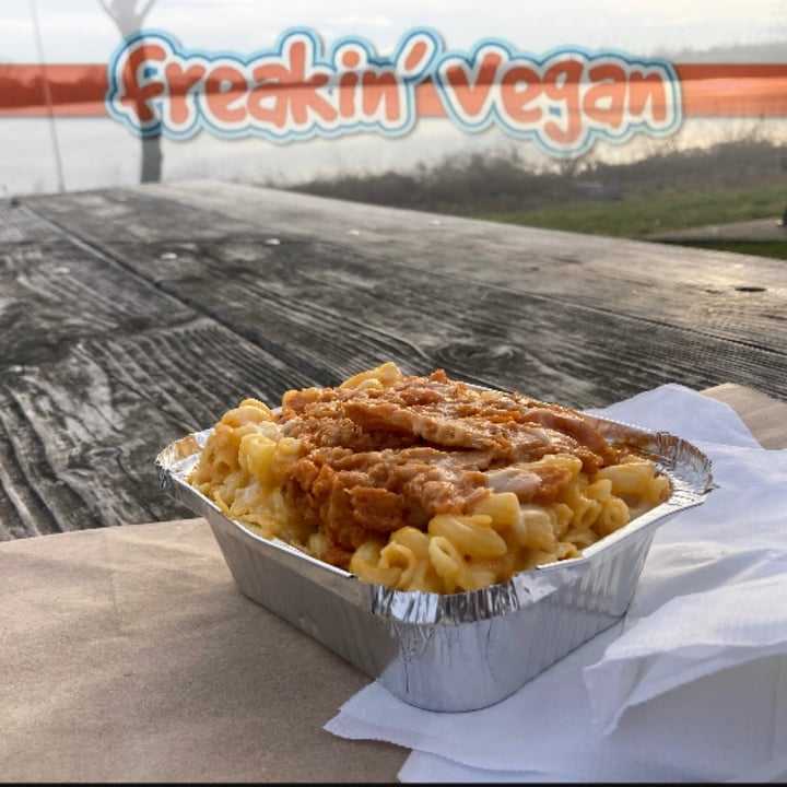 photo of Freakin' Vegan Gluten Free Buffalo Chick’n Mac n Cheese with Bleu Cheese Dressing shared by @glutenfreevee on  31 Mar 2023 - review