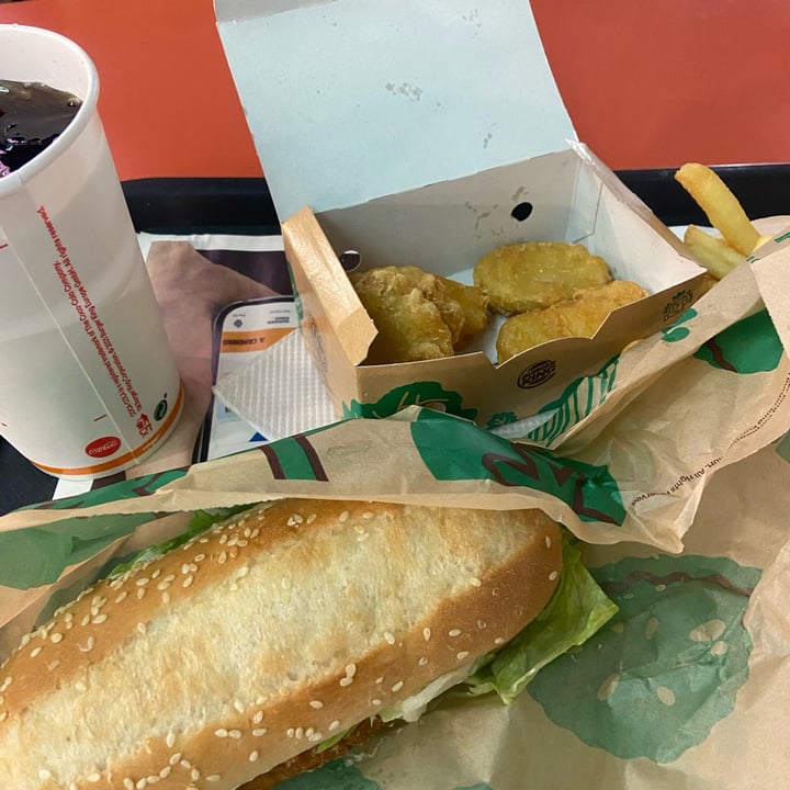 photo of Burger King Vegan Chicken Burger shared by @stephanievazq on  02 May 2023 - review