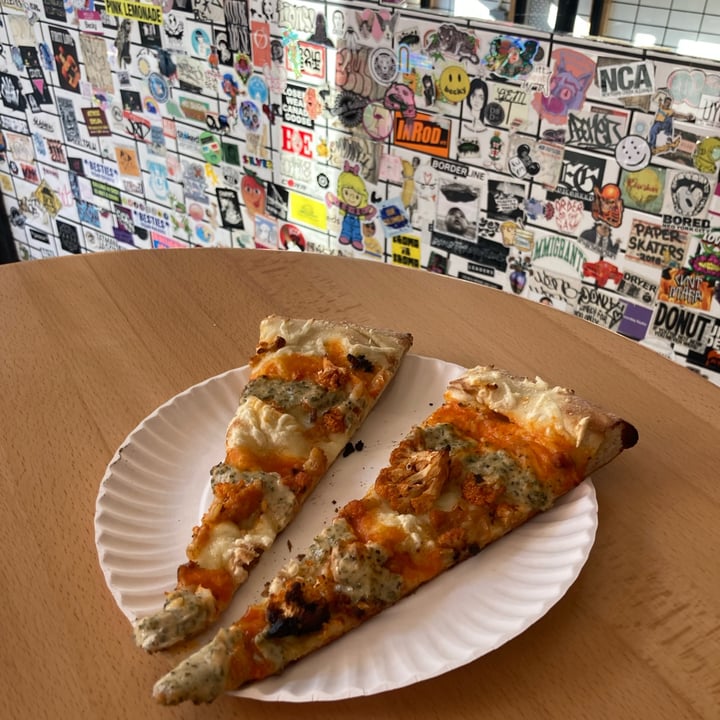 photo of Screamer's Pizzeria Buffalo Cauliflower Vegan Pizza With Basil shared by @asiayportia on  06 Jun 2023 - review