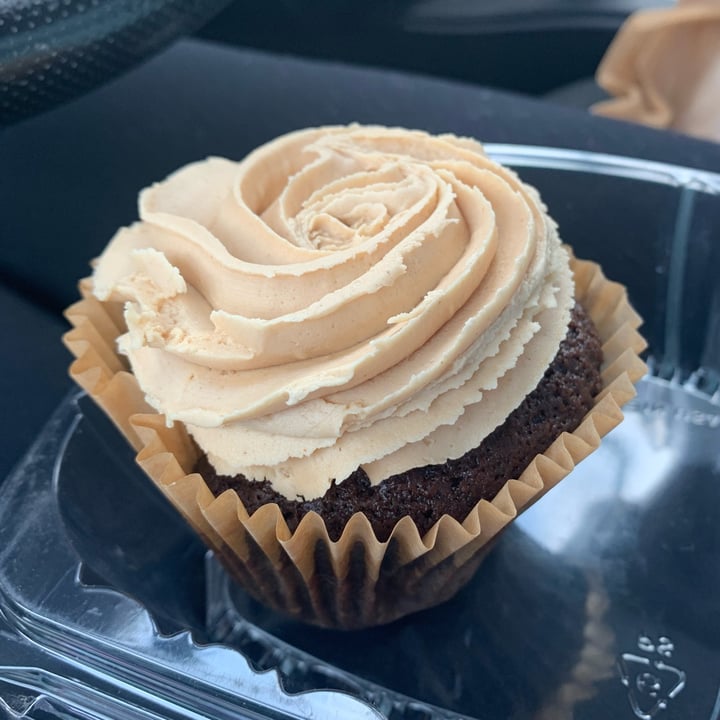 photo of The Coffee Factory Vegan Chocolate Peanut Butter Cupcake shared by @thatveganj on  06 Jan 2023 - review
