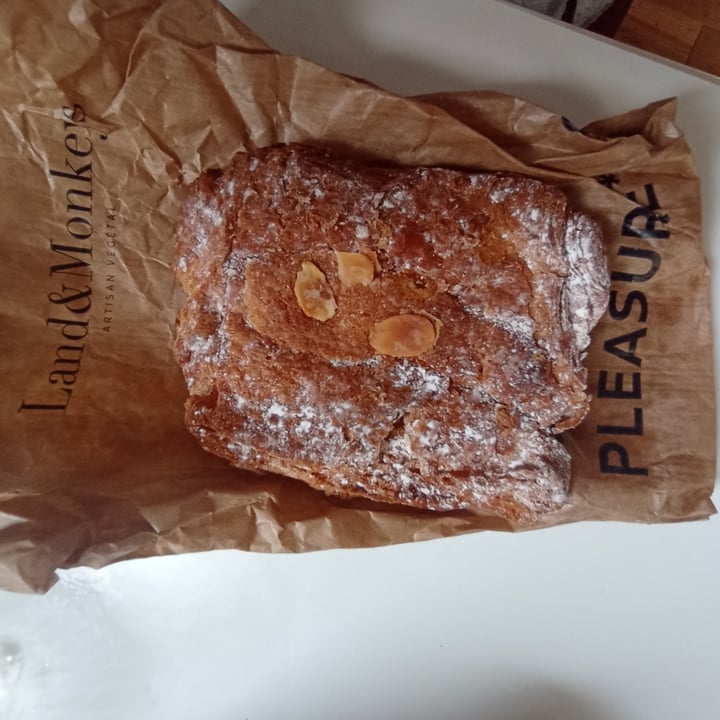 photo of Land&Monkeys Amsterdam Pain au chocolat aux amandes shared by @chiaraclaire on  24 Mar 2023 - review
