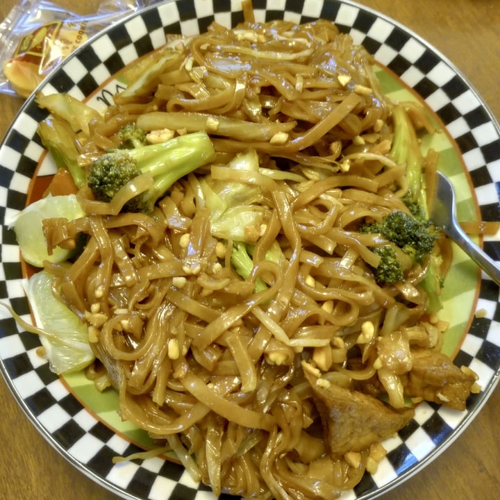photo of Sun Tong Luck Asian Cuisine Vegan Tofu Phad Thai shared by @edav334 on  16 Jun 2023 - review