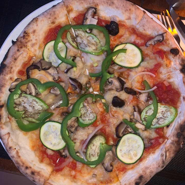 photo of La Pizzeria - Italian Kitchen Pizza Vegana shared by @tiascaz on  29 Apr 2023 - review