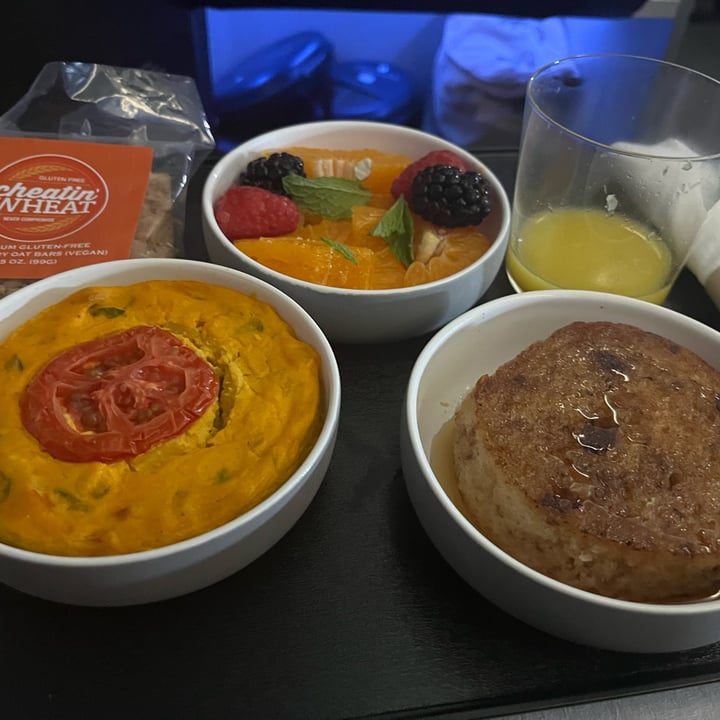 photo of JetBlue Airways vegan breakfast shared by @julianasanimalsanctu on  05 Aug 2023 - review