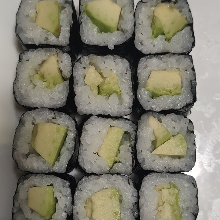 photo of Buffet yizi Maki de aguacate shared by @claudiajarajara on  18 Jan 2023 - review