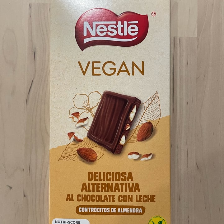 photo of Nestlé chocolate con almendras shared by @lurkelele on  29 Apr 2023 - review
