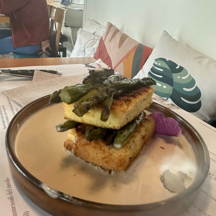 photo of Romeow Cat Bistrot Pain perdu alla brace con asparagi cotti a bassa temperatura, tartufo e crema macadamia shared by @fluirefemminile on  10 May 2023 - review