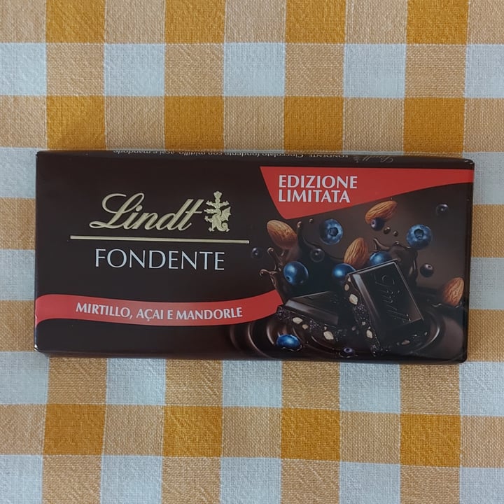 photo of Lindt Fondente mirtillo, acai, mandorle shared by @rosidb on  07 Jan 2023 - review