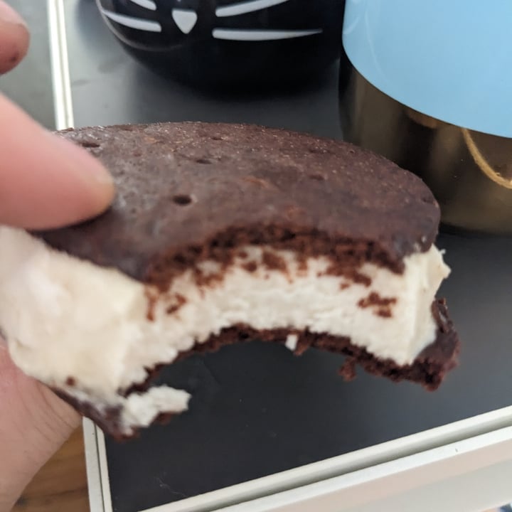 photo of Snö Cookies & Cream Frozen Dessert Sandwiches shared by @rcrw88 on  16 Apr 2023 - review