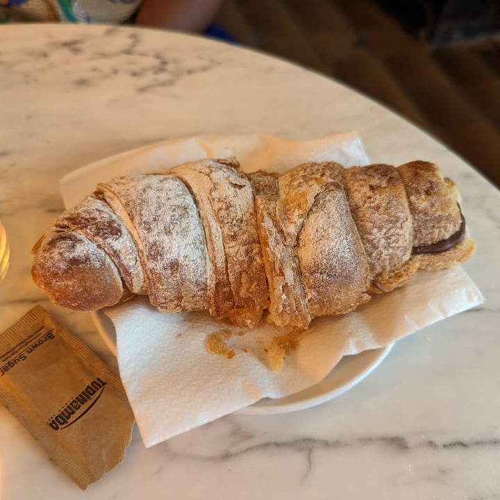 photo of The Vegan Corner Croissant relleno de Nutella Vegana shared by @lydiahawkins on  09 Aug 2023 - review