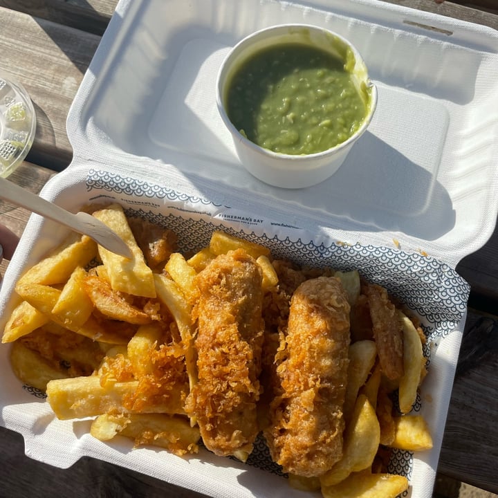 photo of Fishermans Bay Battered Vegan Sausage, Chips & Mushy Peas shared by @bethb394 on  16 Jan 2023 - review