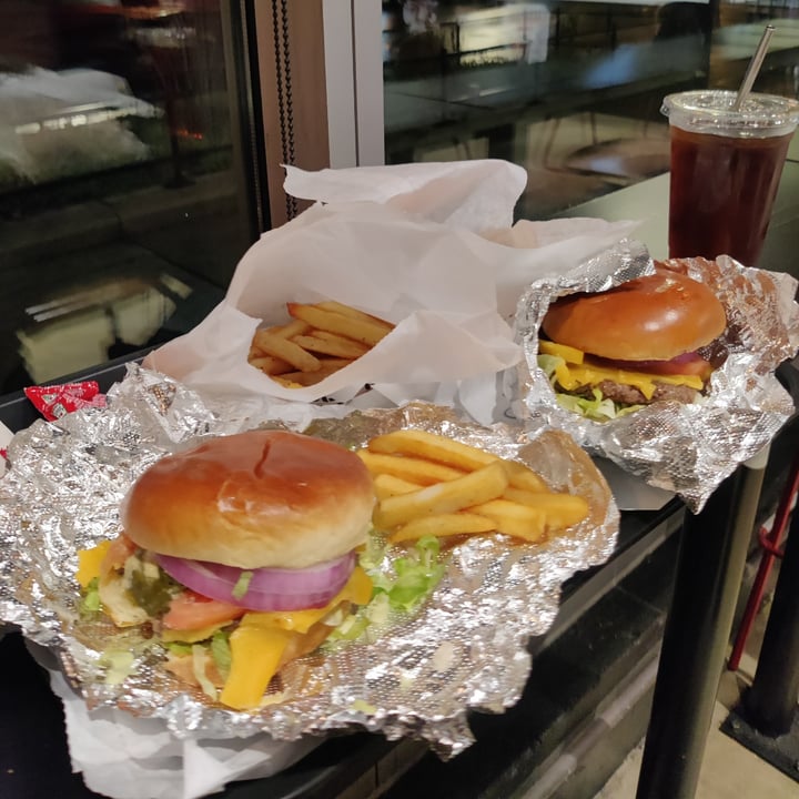 photo of Stand-Up Burgers Happy hour shared by @nadiammg1 on  08 Jan 2023 - review