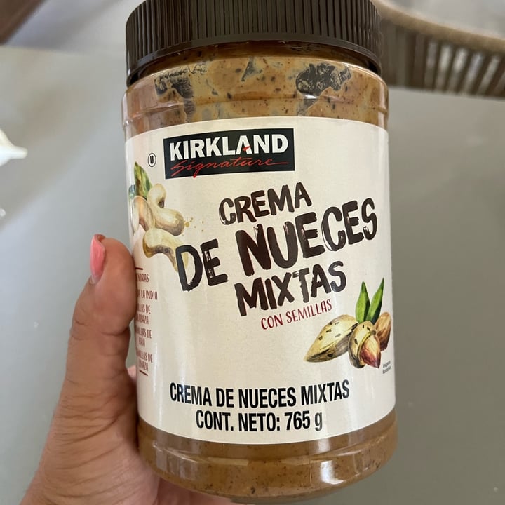 photo of Kirkland Signature Crema de nueces mixtas shared by @lizmunoz7211 on  12 May 2023 - review