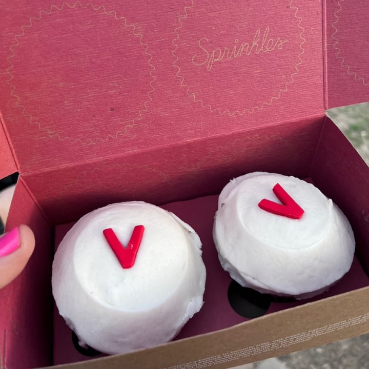 photo of Sprinkles Cupcakes Vegan Red Velvet Cupcake shared by @determinedgoose on  27 May 2023 - review