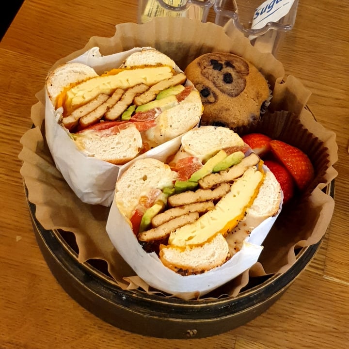 photo of UT47 Manhattan Vegan tofu bacon and vegan egg, avocado, tomato, and chao cheese bagel shared by @viralata on  22 May 2023 - review