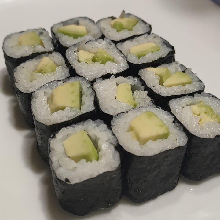 photo of Buffet yizi Maki de aguacate shared by @claudiajarajara on  18 Jan 2023 - review