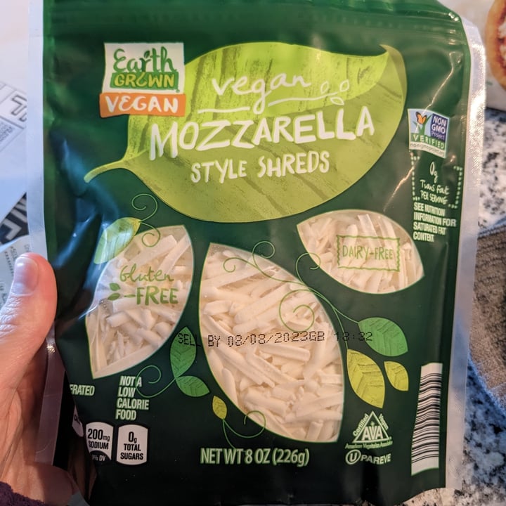 photo of Earth Grown Mozzarella style shreds shared by @iheartanimals on  27 May 2023 - review