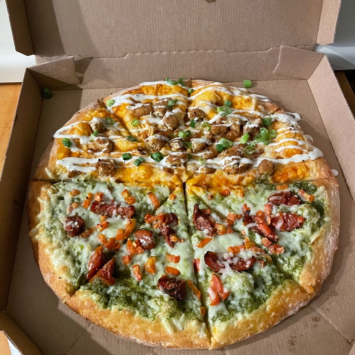 photo of Toppers Pizza Vegan Buffalo Chicken-less Topper shared by @paws-and-paths on  14 Aug 2023 - review