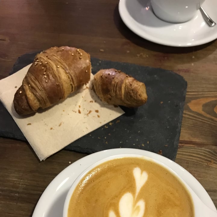 photo of Equilibrium Cafè Brvnch&Coffee Croissant shared by @elenamg2000 on  19 May 2023 - review