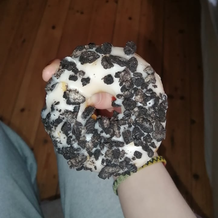photo of Dunkin' Donuts cookies and cream donut shared by @veggiehugs on  29 Apr 2023 - review