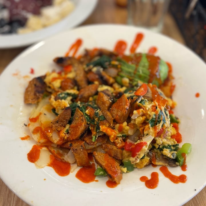 photo of Broken Yolk Cafe Spicy Vegan Bowl shared by @tanyadeporto on  05 Feb 2023 - review